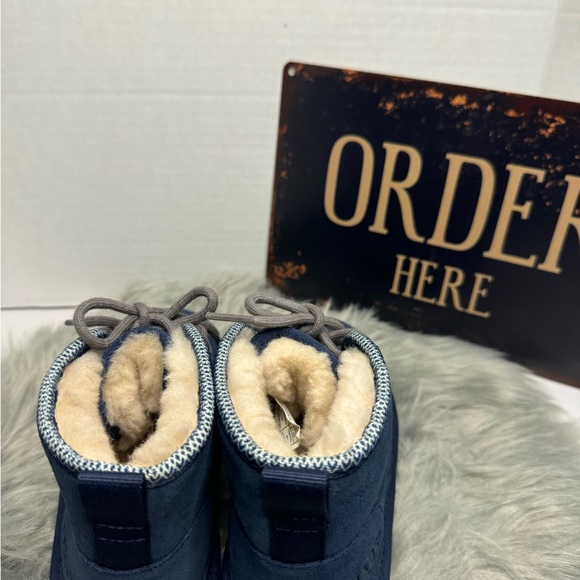 Uggs Neumel II Tasman (NEW NO TAGS, NO BOX)) Boys size 2 US - Picture 6 of 16
